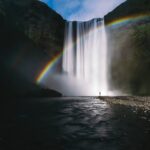 Vor dem Wasserfall mit Regenbogen