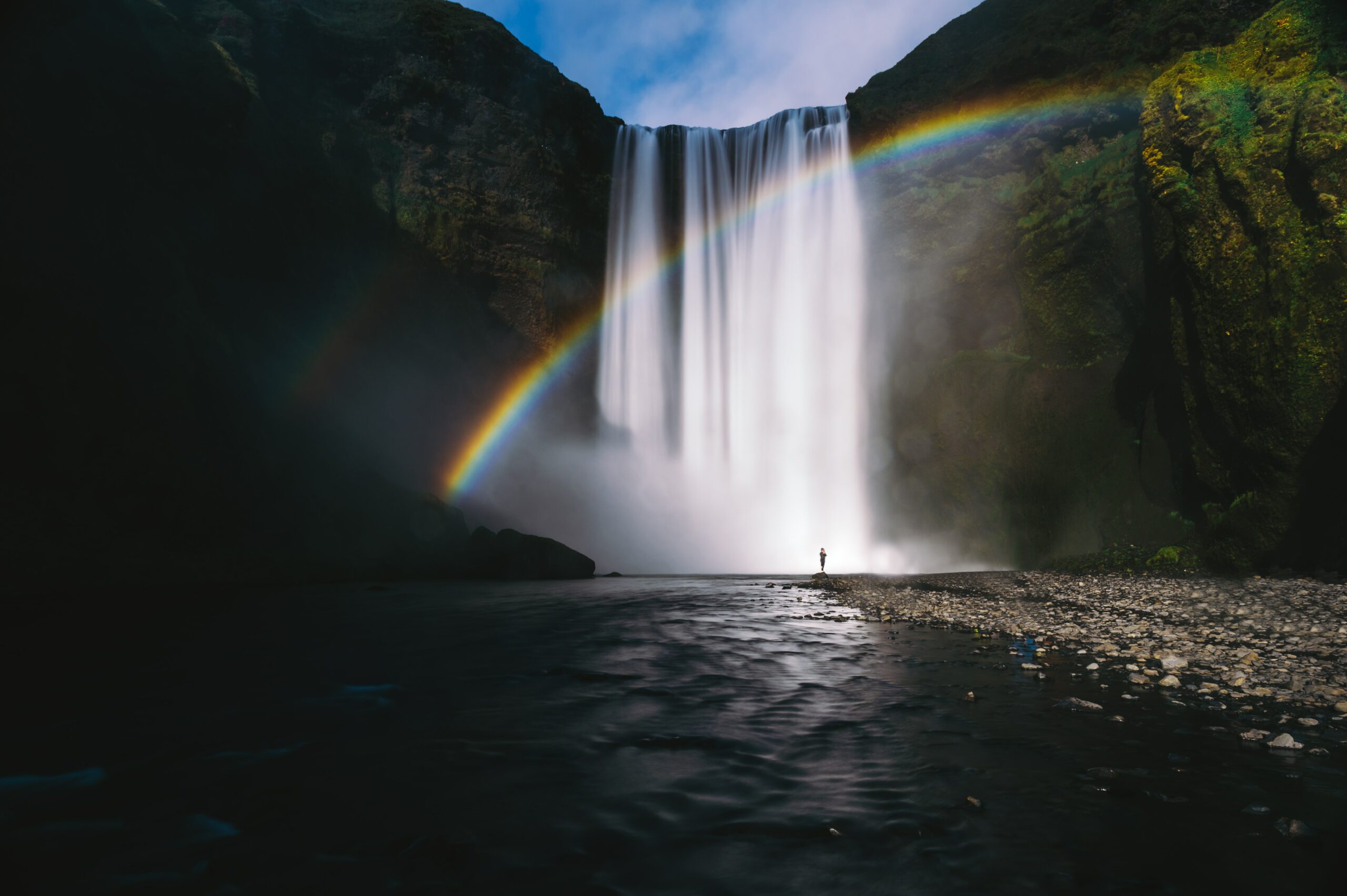 Vor dem Wasserfall mit Regenbogen